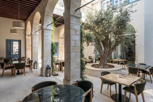 Ein Restaurant oder anderes Speiselokal in der Unterkunft S Paul City Hotel 