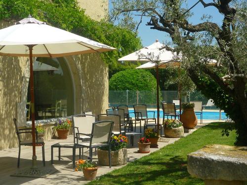 The swimming pool at or close to Val Baussenc, The Originals Relais (Relais du Silence)