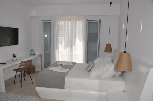 TV a/nebo společenská místnost v ubytování Quartano Luxury Cycladic Residence, Adults Only (13+)