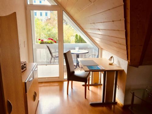 ein kleiner Tisch und Stuhl in einem kleinen Zimmer mit Fenster in der Unterkunft Apartment Johanna in Radolfzell am Bodensee