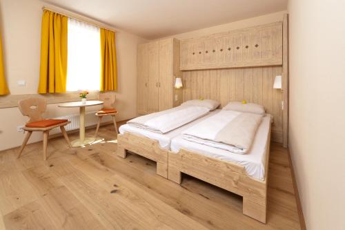 sypialnia z dużym łóżkiem i stołem w obiekcie JUFA Hotel Weinviertel - Eselsmühle w mieście Seefeld