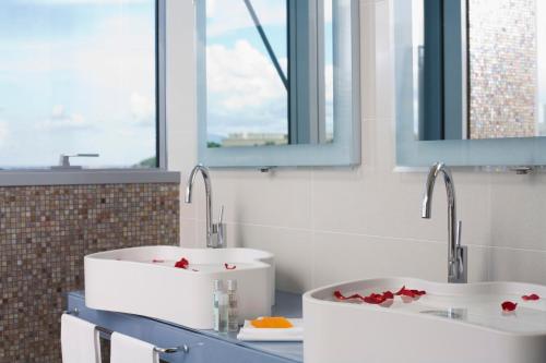 Koupelna v ubytování UNA HOTELS T Hotel Cagliari