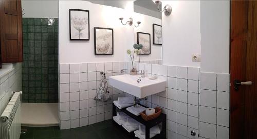 Phòng tắm tại Apartamentos Rurales Casanova
