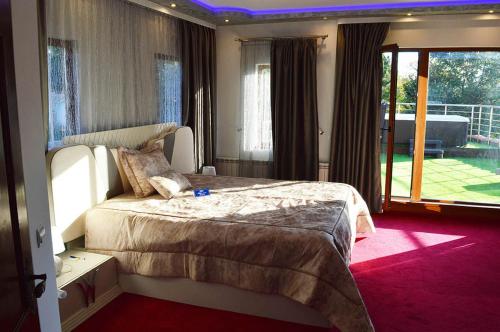 Säng eller sängar i ett rum på Arbanasi DELUXE Villa