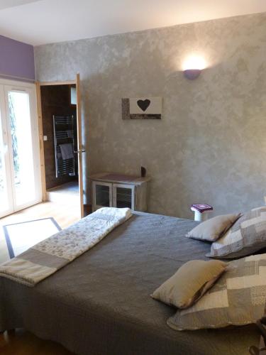 une chambre avec un grand lit dans une pièce dans l'établissement Villa Manon, à Auriol