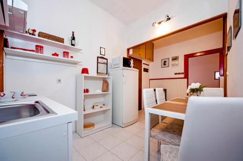 O bucătărie sau chicinetă la STELA - One Bedroom Apartment