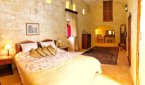 sypialnia z dużym łóżkiem w pokoju w obiekcie Molendini w mieście Għarb