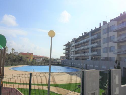 Pogled na bazen u objektu Alojamentos Campo & Mar-T2 com Piscina ili u blizini