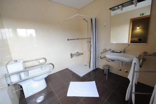 Ванна кімната в Senhor dos Perdoes Alojamento Local