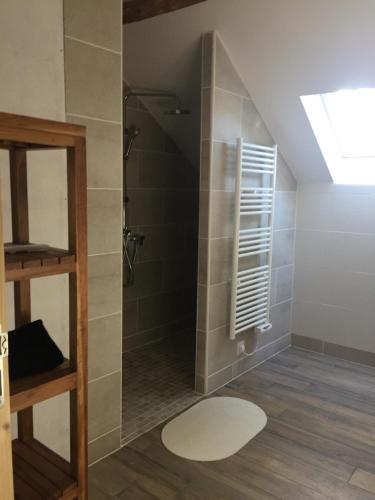 une salle de bain avec douche et fenêtre dans l'établissement Chambres d'hôtes Au Coeur De Lolhm, au Buisson de Cadouin