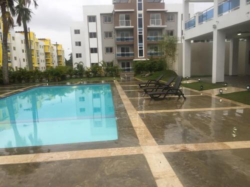 Hato MayorNew Condo Palma Real 3 bd Apt 5 mins from STi的建筑物中间的游泳池