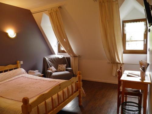 Una cama o camas en una habitación de Auberge des Pyrénées