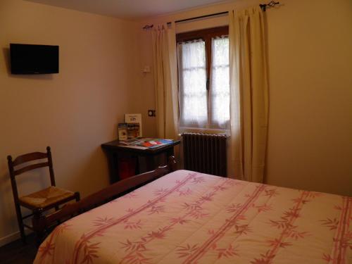 Auberge des Pyrénéesにあるテレビまたはエンターテインメントセンター