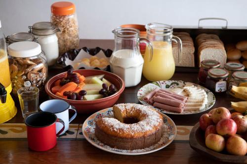 einen Tisch mit verschiedenen Speisen und Getränken in der Unterkunft Casa 48 Guesthouse in Rio de Janeiro