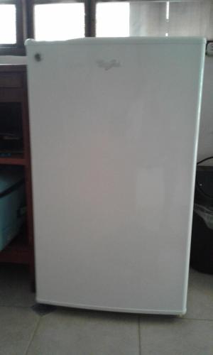 Ein weißer Kühlschrank befindet sich in einem Zimmer. in der Unterkunft Los metates in Zipolite
