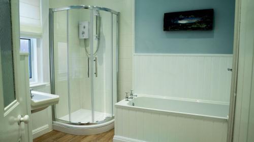 Un baño con ducha, inodoro y lavabo. en Kittiwake Number 4 - Town Centre & Spacious, en Bridlington