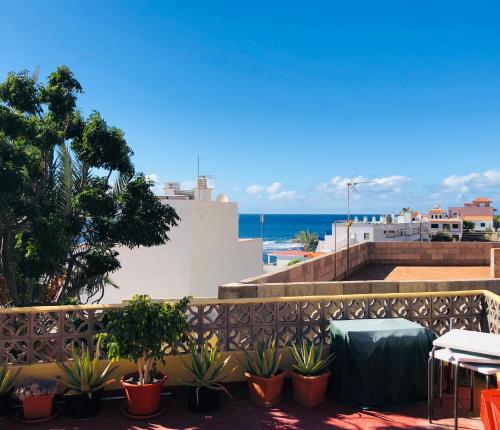 バジェ・グラン・レイにあるApartamento Efigenia vista Marのホテルのバルコニーから海の景色を望めます。