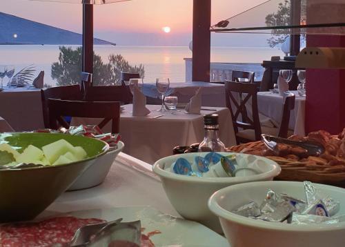 una mesa con tazones de comida en una mesa en un restaurante en Hotel Grifeu, en Llançà