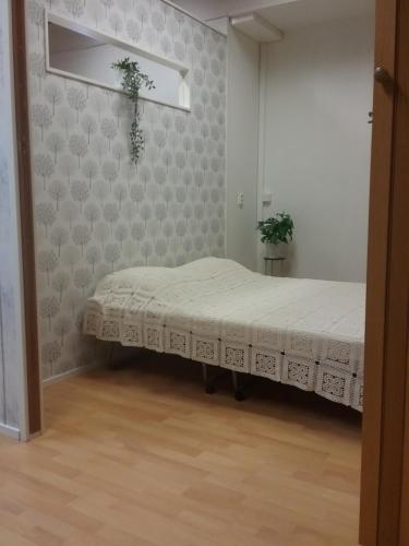een slaapkamer met een bed in een kamer bij RBA RentHouse Apartment 2 in Nedervetil