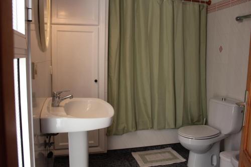 łazienka z umywalką, toaletą i prysznicem w obiekcie Mi apartamento Mini 2 w mieście Puerto Naos