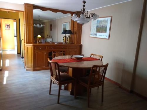 uma cozinha e sala de jantar com mesa e cadeiras em Hermosa Casa Cerca de Todo em Rosário