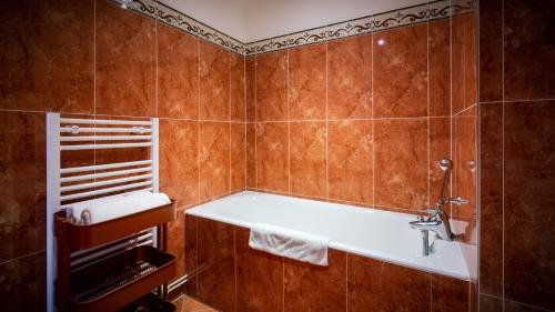 Koupelna v ubytování Hôtel des Deux Clefs