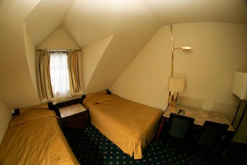 Ένα ή περισσότερα κρεβάτια σε δωμάτιο στο Hotel Podzamcze