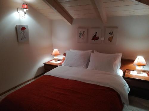 - une chambre avec un lit et 2 lampes sur 2 tables dans l'établissement Lofthouse, à Arachova