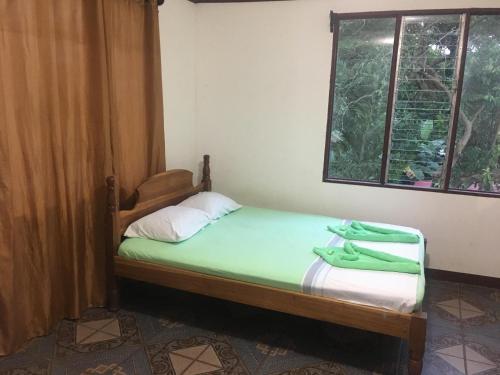Łóżko lub łóżka w pokoju w obiekcie Hostel Orozco - Costa Rica