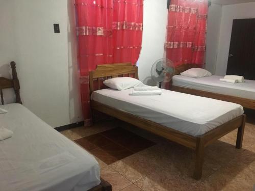 Una cama o camas en una habitación de Hostel Orozco - Costa Rica