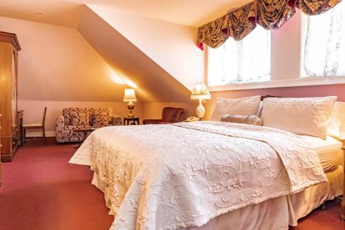 Postel nebo postele na pokoji v ubytování Amethyst Inn