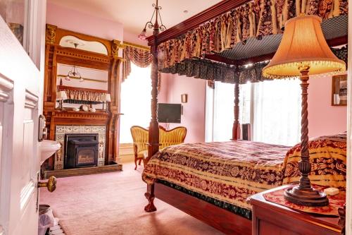 Postel nebo postele na pokoji v ubytování Amethyst Inn