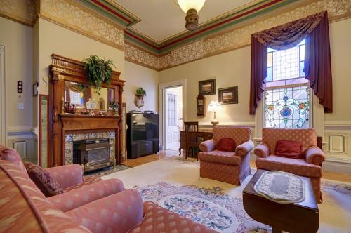 a living room filled with furniture and a fireplace at Amethyst Inn in Victoria