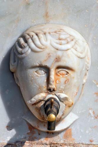 a statue of a head on a wall at Casa dos Tios Estremoz-veiros in Veiros