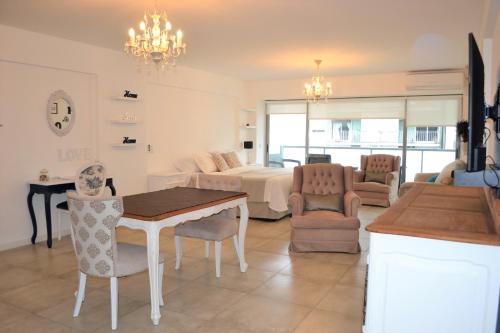 sala de estar con cama, mesa y sillas en Comfortable & elegant apartment en Buenos Aires