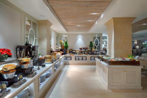 Makanan di atau berdekatan hotel