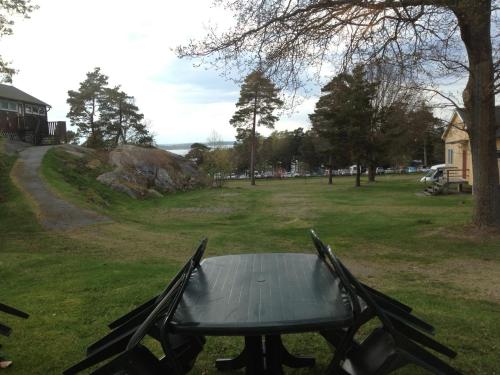 a picnic table in the grass in a park at Källviken Semesterby in Strömstad