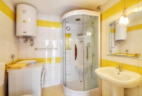 ValturaにあるVilla Fatimaのシャワーと洗面台付きのバスルーム