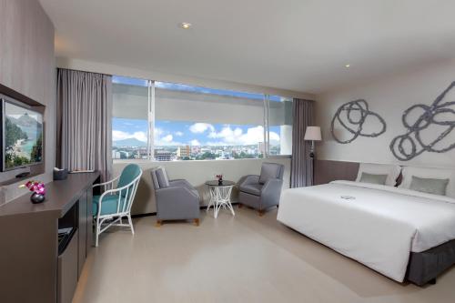 Postel nebo postele na pokoji v ubytování Pearl Hotel Phuket