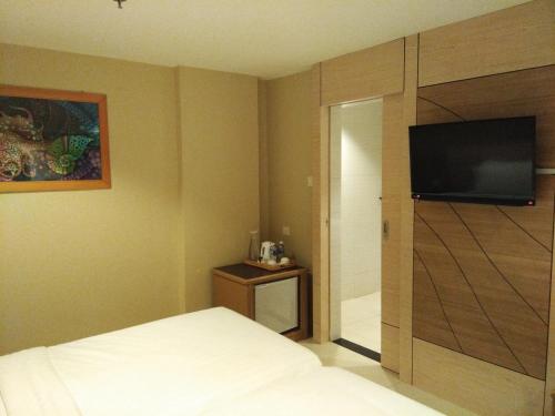 Televisyen dan/atau pusat hiburan di Kinabalu Daya Hotel