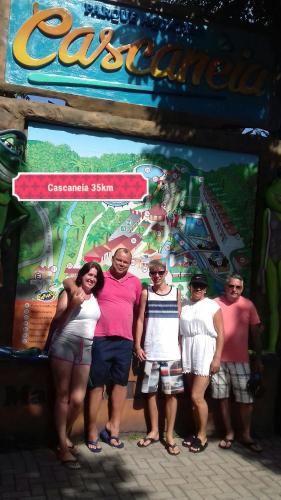 a group of people standing in front of a game at Pousada Cama & Café in Navegantes