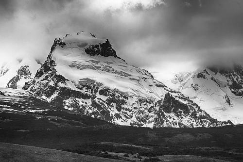 エル・チャルテンにあるApart Guillaumetの雪山の白黒写真