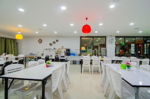Ein Restaurant oder anderes Speiselokal in der Unterkunft Sabuy Best Hotel Phayao 