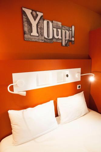 Кровать или кровати в номере Ibis Budget Château-Thierry