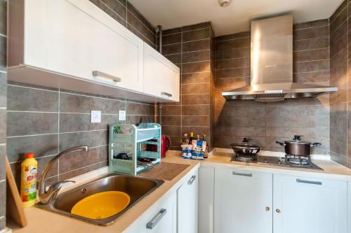 A kitchen or kitchenette at Tianjin Nankai·Nanshi Food Street· Locals Apartment 00136410