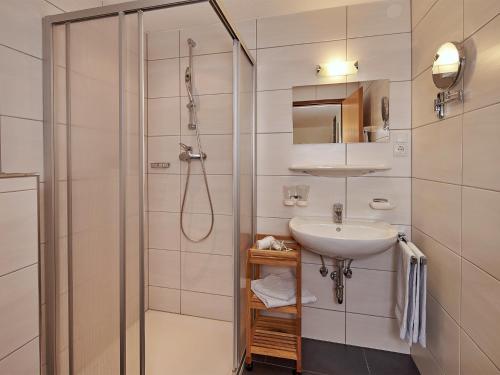 un baño con ducha y lavabo en Adls2, en Gries