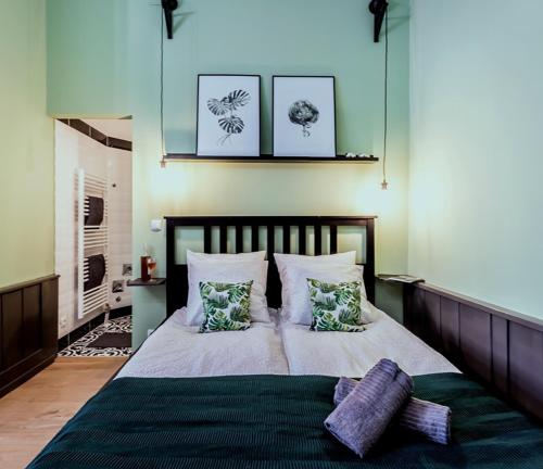 The Green - elegant studio apartment in the center of Budapestにあるベッド