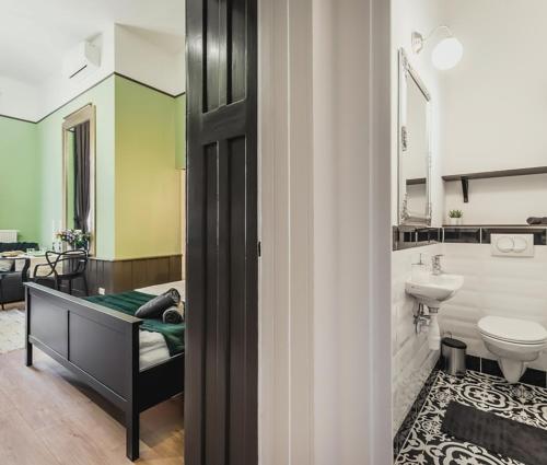 ブダペストにあるThe Green - elegant studio apartment in the center of Budapestのベッドルーム1室(ベッド1台付)、バスルーム(シンク付)