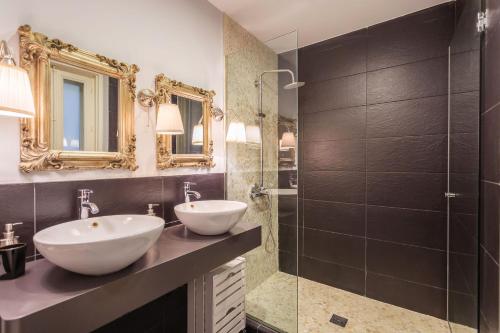 een badkamer met 2 wastafels en een glazen douche bij Serrano Excellent, by Presidence Rentals in Madrid