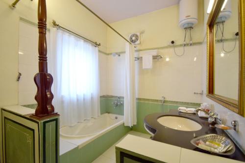 Un baño de Hari Mahal Palace by Pachar Group
